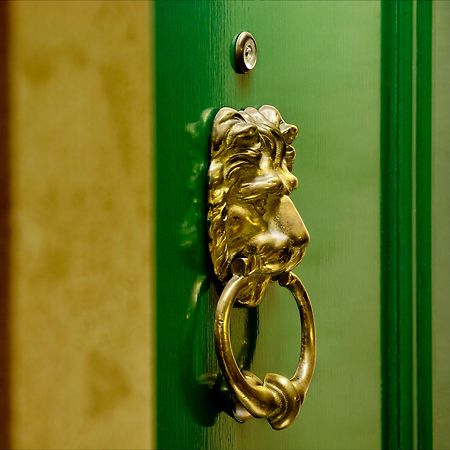 Royal Scot Hotel & Suites Виктория Экстерьер фото