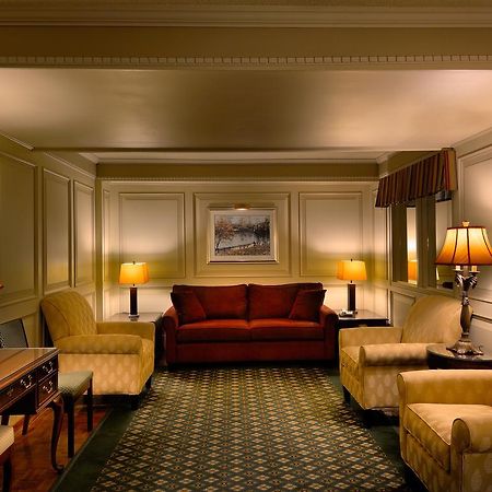 Royal Scot Hotel & Suites Виктория Экстерьер фото