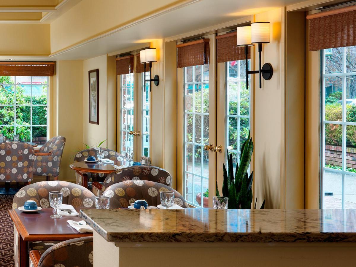 Royal Scot Hotel & Suites Виктория Экстерьер фото