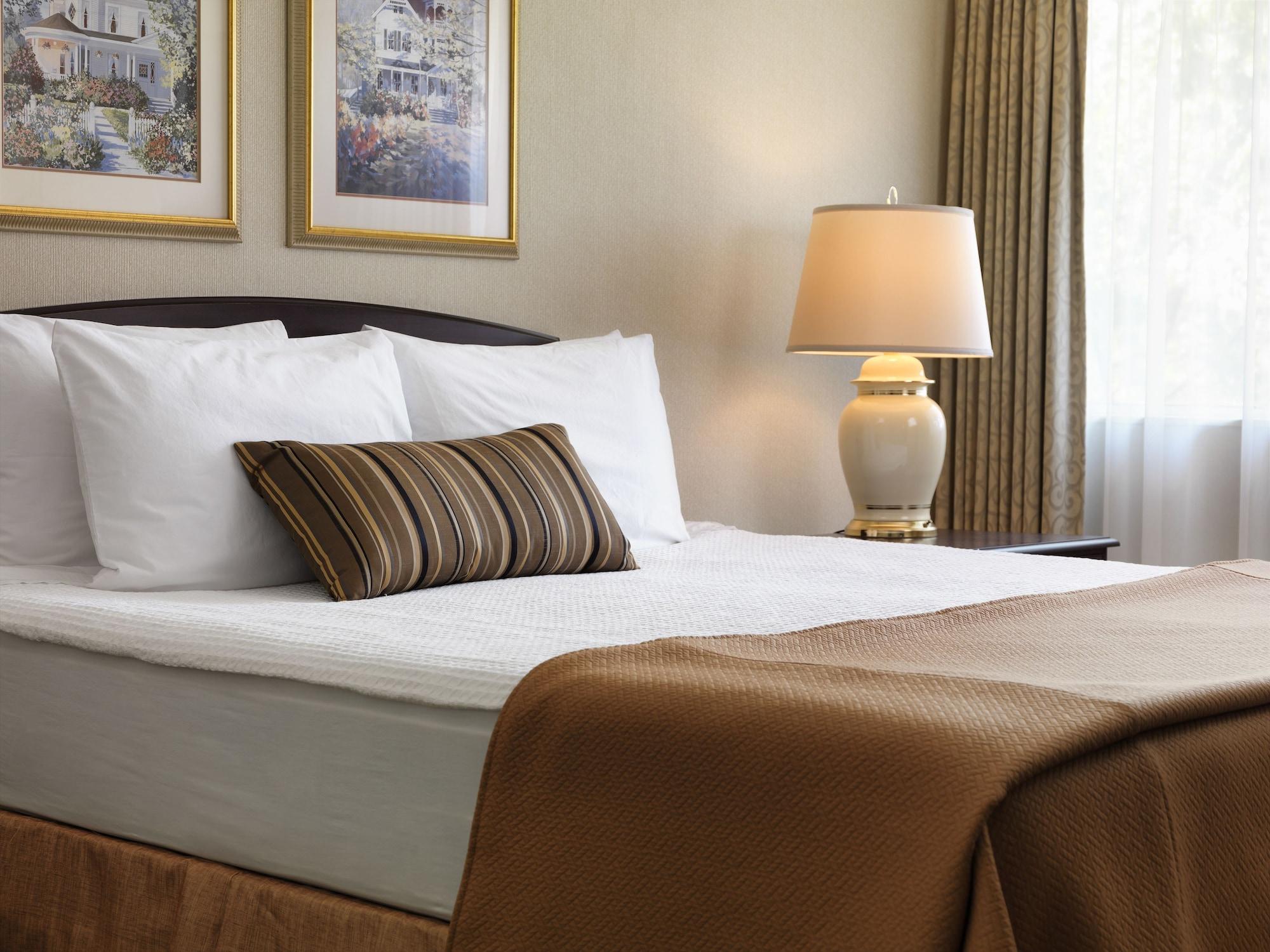 Royal Scot Hotel & Suites Виктория Экстерьер фото