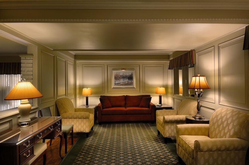 Royal Scot Hotel & Suites Виктория Экстерьер фото