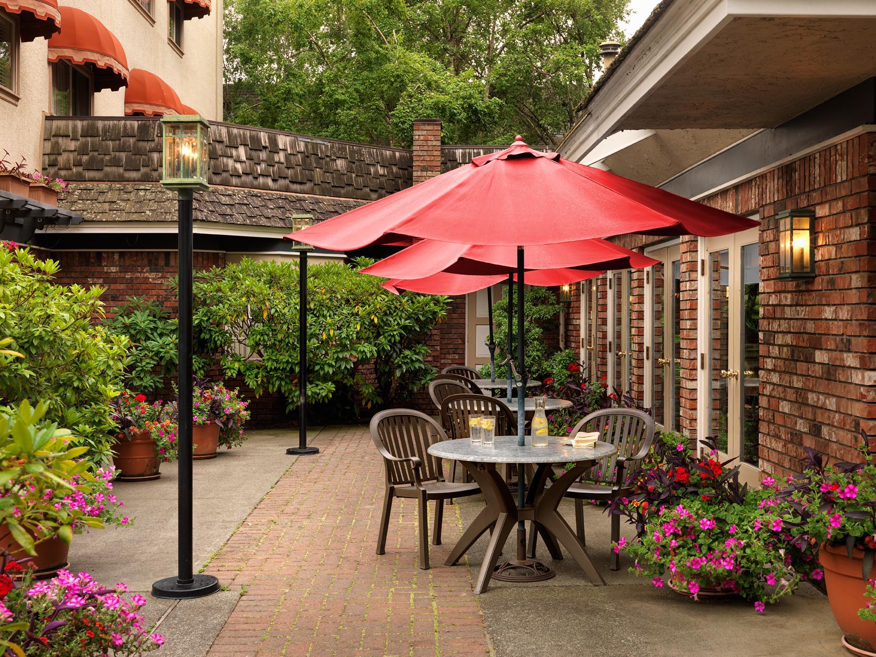 Royal Scot Hotel & Suites Виктория Экстерьер фото