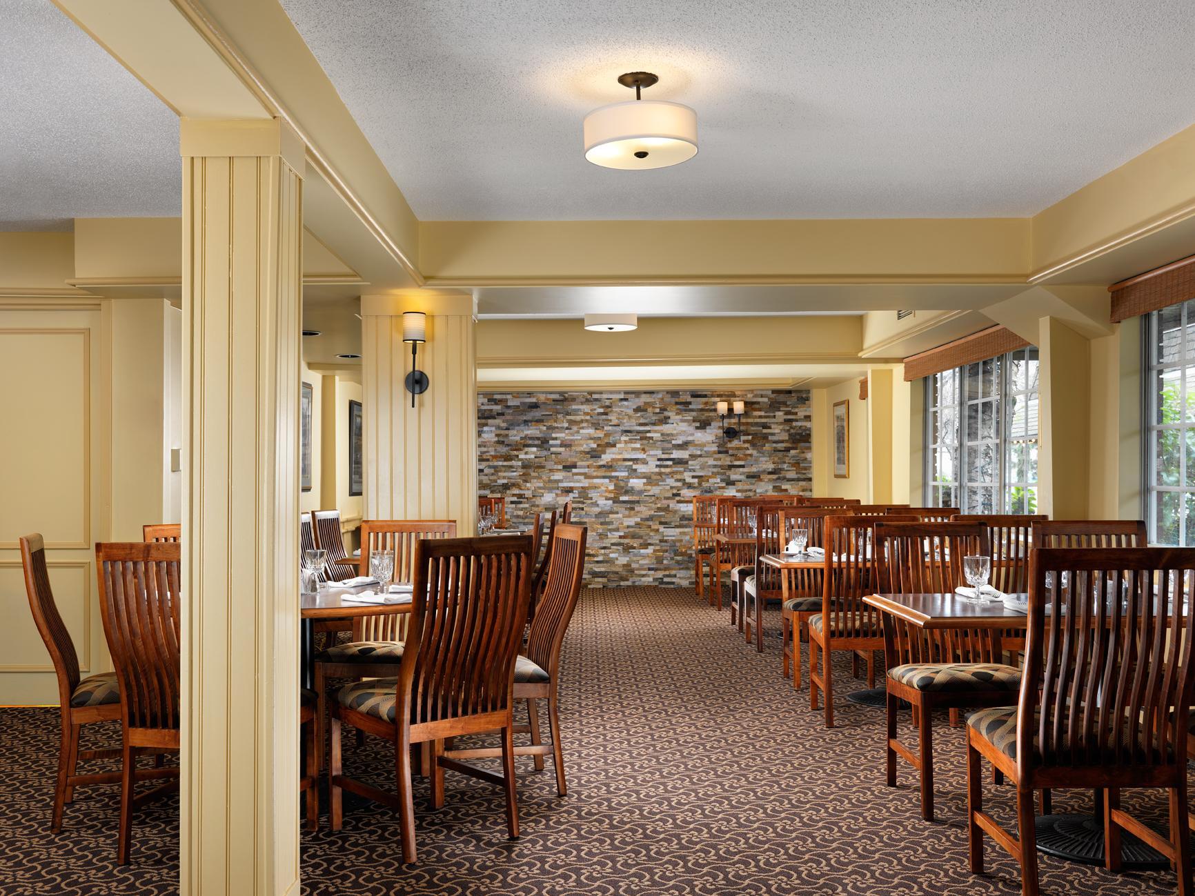 Royal Scot Hotel & Suites Виктория Экстерьер фото
