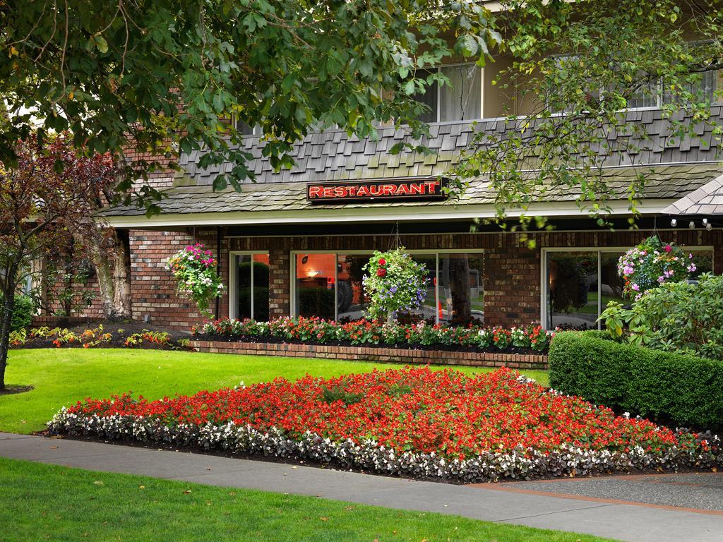 Royal Scot Hotel & Suites Виктория Экстерьер фото