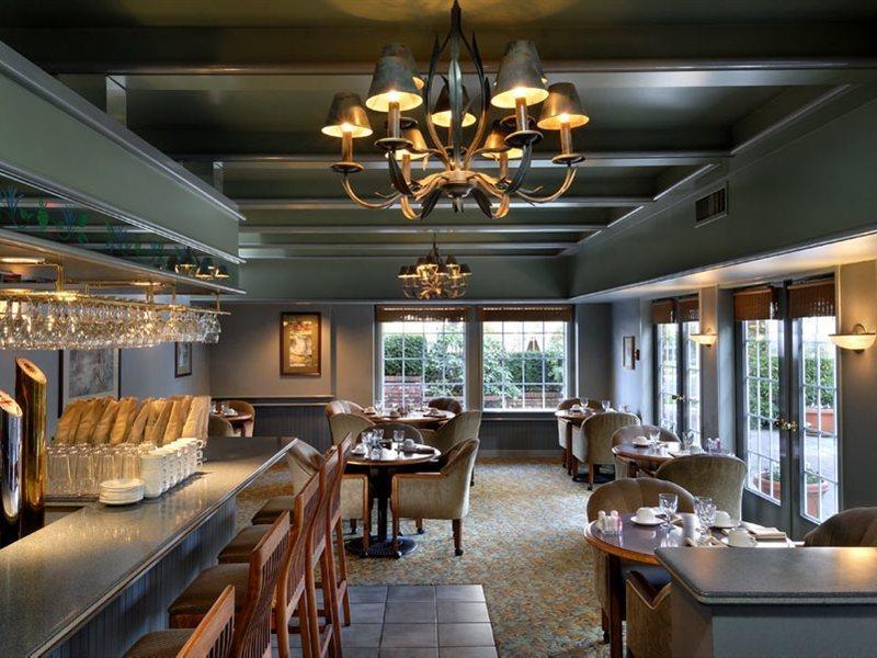 Royal Scot Hotel & Suites Виктория Экстерьер фото