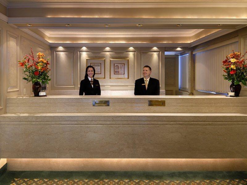 Royal Scot Hotel & Suites Виктория Экстерьер фото