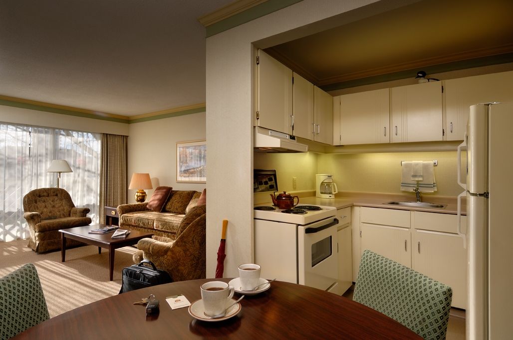 Royal Scot Hotel & Suites Виктория Экстерьер фото