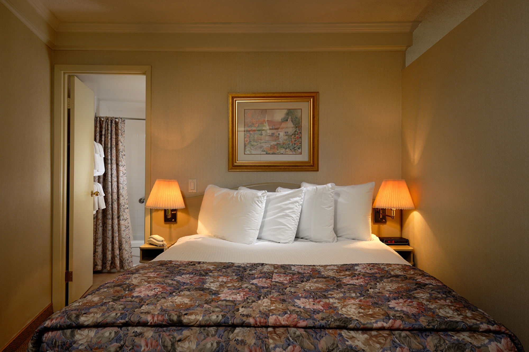 Royal Scot Hotel & Suites Виктория Экстерьер фото
