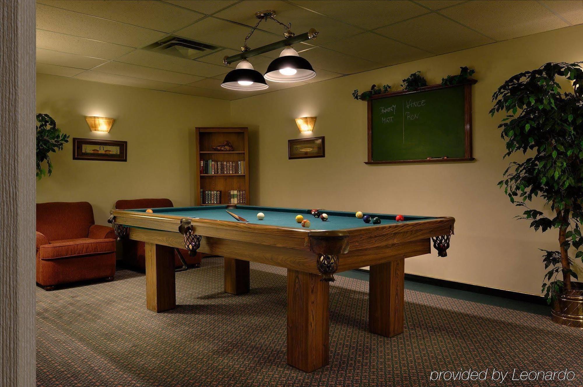 Royal Scot Hotel & Suites Виктория Удобства фото