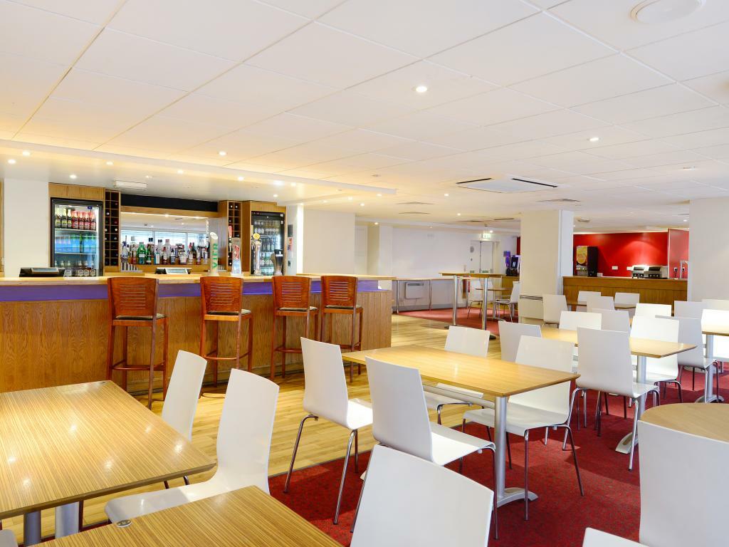 Royal Scot Hotel & Suites Виктория Экстерьер фото