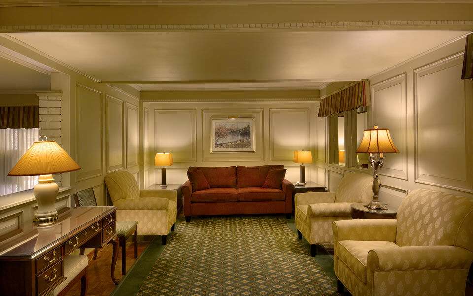 Royal Scot Hotel & Suites Виктория Экстерьер фото