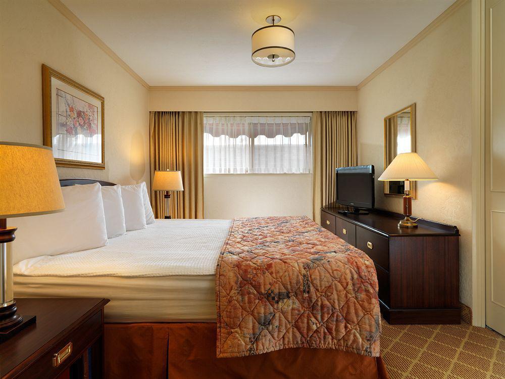 Royal Scot Hotel & Suites Виктория Экстерьер фото